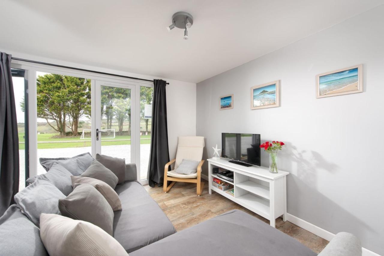 Wheal Prosper- Beautifully Fitted Wooden Lodge Helston Cornwall 外观 照片