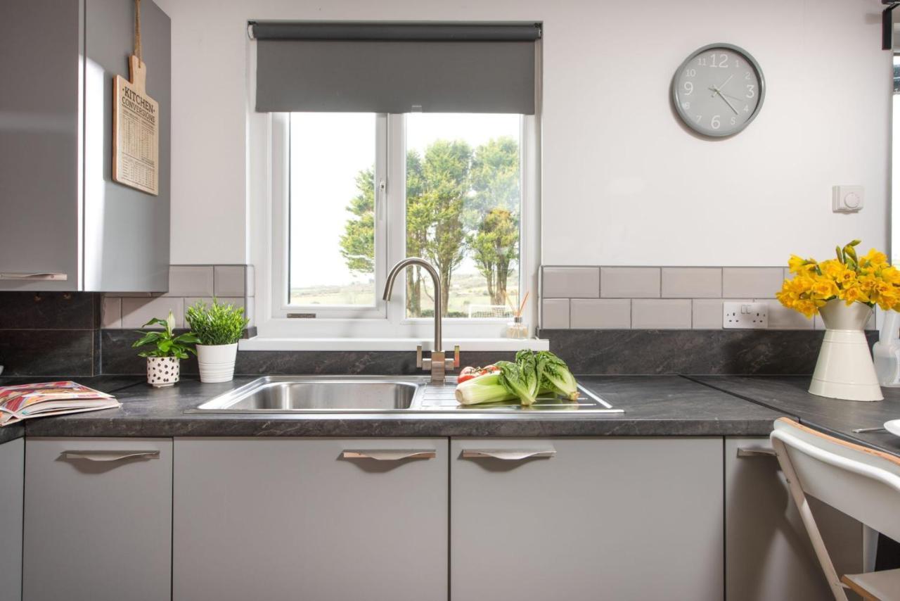 Wheal Prosper- Beautifully Fitted Wooden Lodge Helston Cornwall 外观 照片