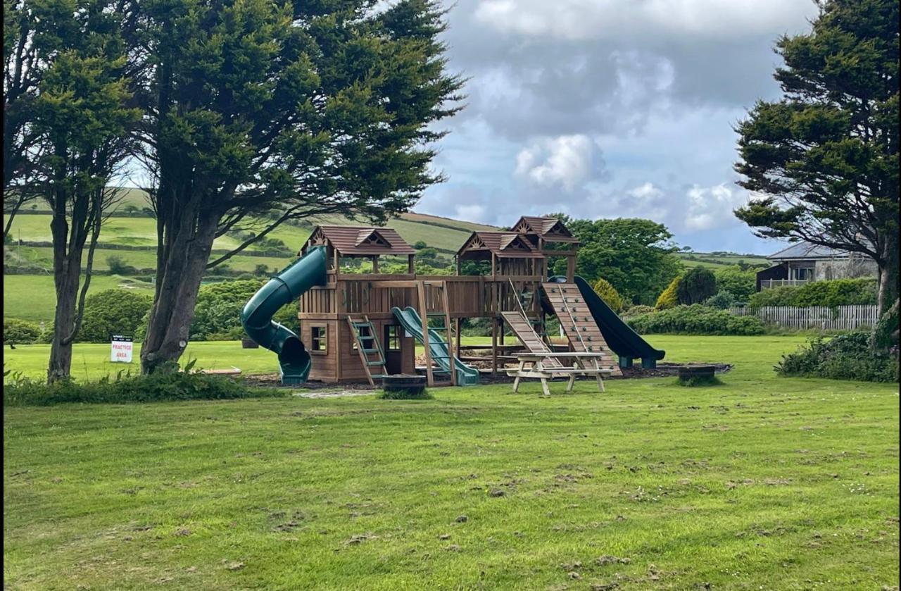 Wheal Prosper- Beautifully Fitted Wooden Lodge Helston Cornwall 外观 照片